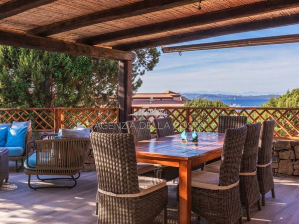 appartamento in vendita ad Arzachena in zona Baja Sardinia
