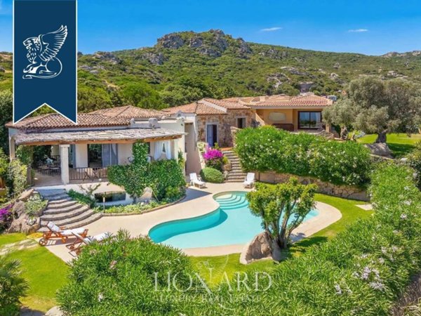 casa indipendente in vendita ad Arzachena in zona Pantogia