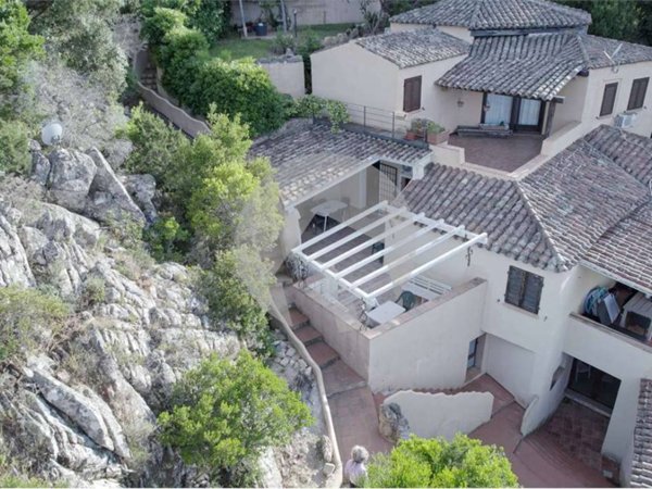 appartamento in vendita ad Arzachena in zona Pantogia