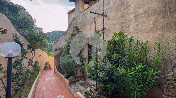 appartamento in vendita ad Arzachena in zona Pantogia