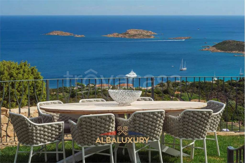 casa indipendente in vendita ad Arzachena in zona Pantogia