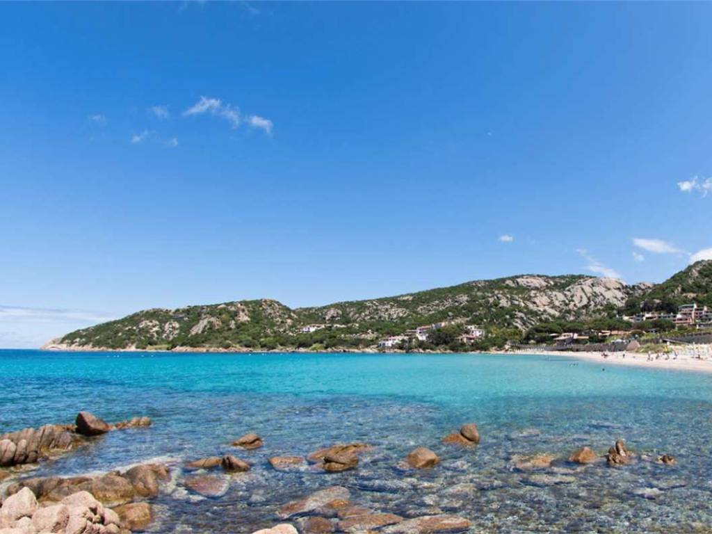intera palazzina in vendita ad Arzachena in zona Baja Sardinia