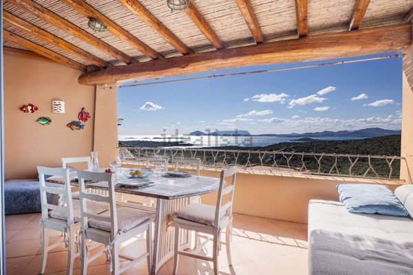 casa indipendente in vendita ad Arzachena in zona Abbiadori