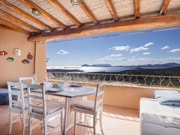 casa indipendente in vendita ad Arzachena in zona Abbiadori