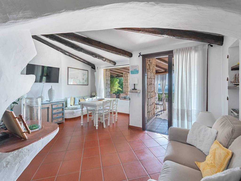 casa indipendente in vendita ad Arzachena in zona Abbiadori