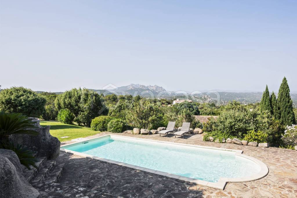 casa indipendente in vendita ad Arzachena in zona Capriccioli