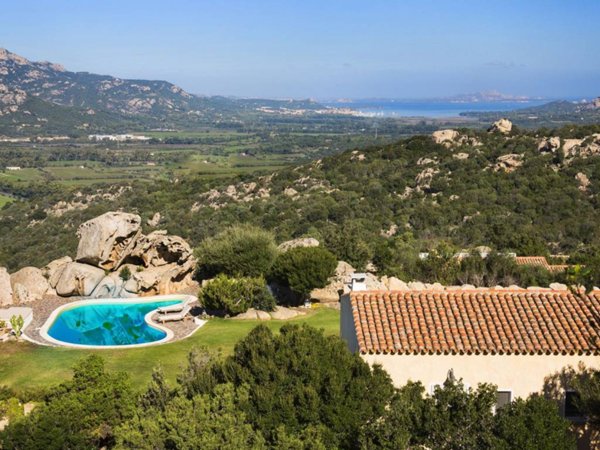 casa indipendente in vendita ad Arzachena in zona Abbiadori