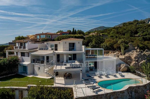 casa indipendente in vendita ad Arzachena in zona Pantogia