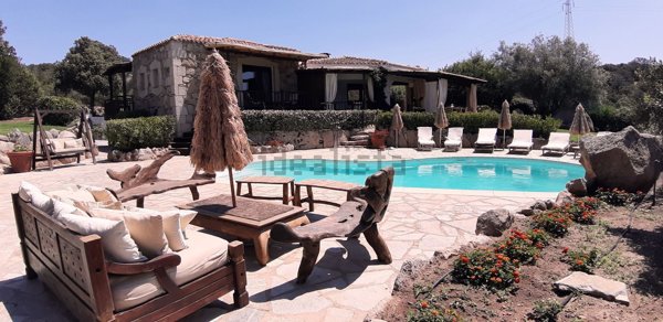 casa indipendente in vendita ad Arzachena in zona Abbiadori