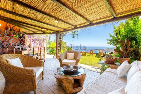 casa indipendente in vendita ad Arzachena in zona Pantogia