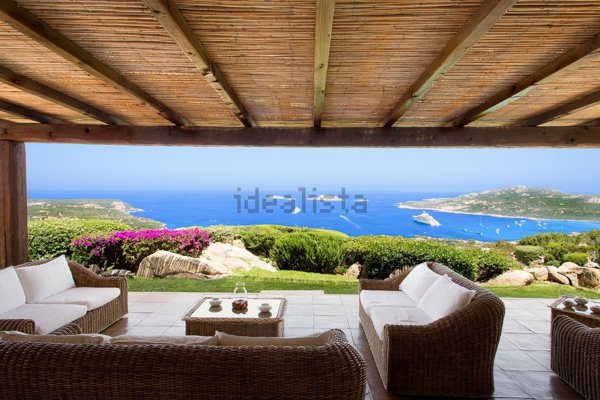 casa indipendente in vendita ad Arzachena in zona Pantogia