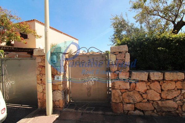 casa indipendente in vendita ad Arzachena in zona Cannigione