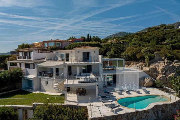 casa indipendente in vendita ad Arzachena in zona Pantogia