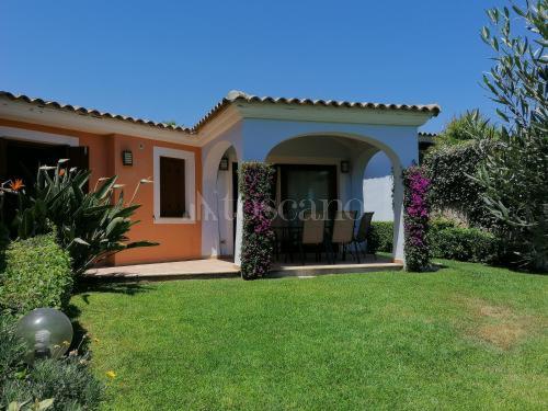 appartamento in vendita ad Arzachena in zona Abbiadori