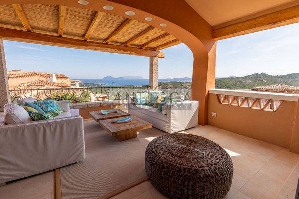 casa indipendente in vendita ad Arzachena in zona Abbiadori