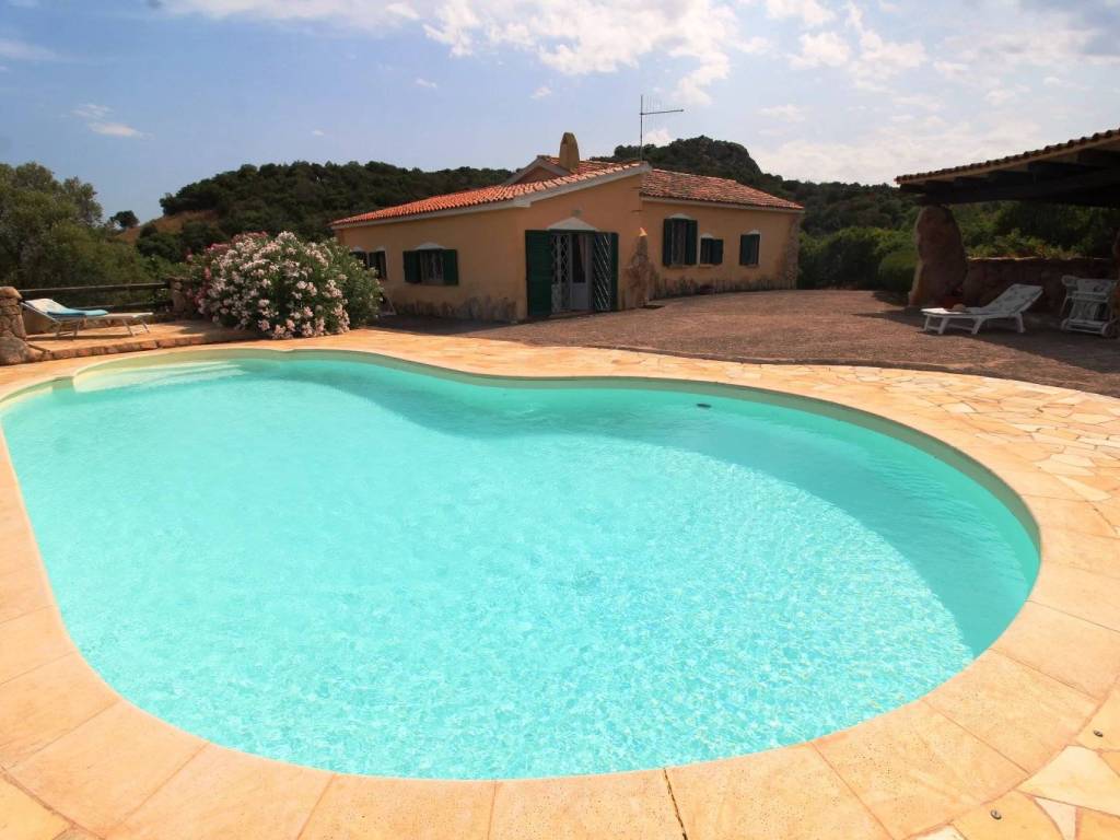 casa indipendente in vendita ad Arzachena in zona Baja Sardinia
