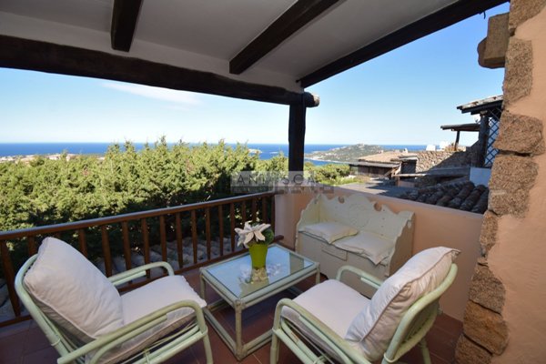 appartamento in vendita ad Arzachena in zona Pantogia