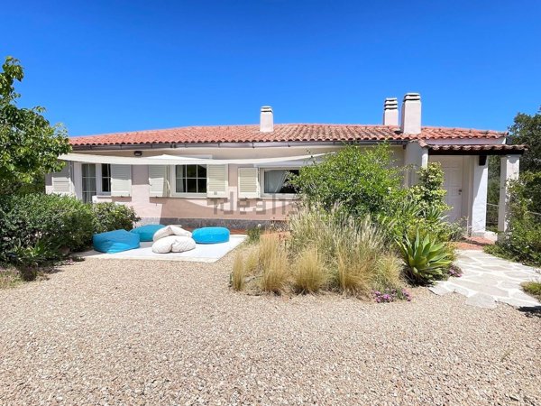 casa indipendente in vendita ad Arzachena in zona Abbiadori