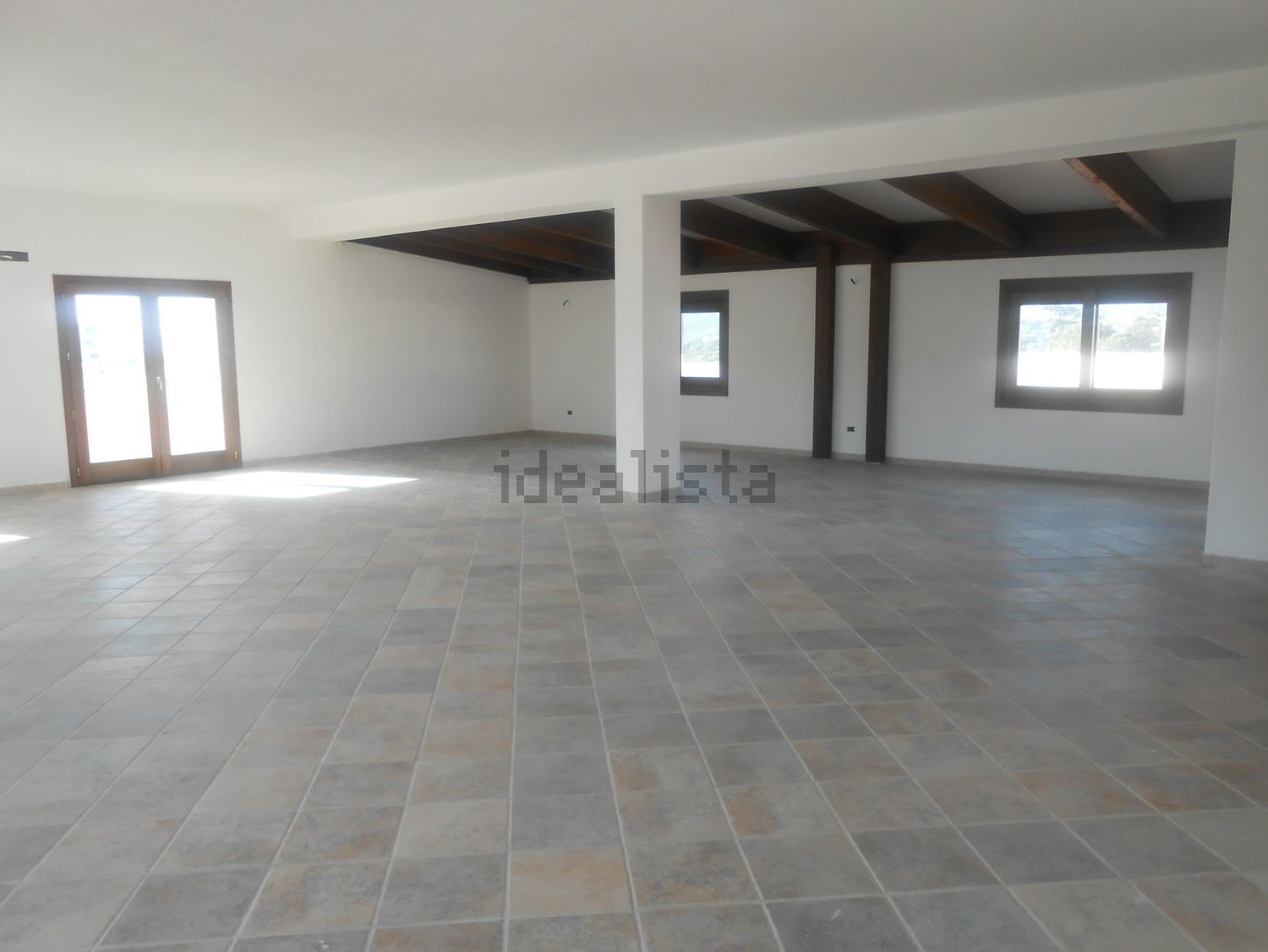 locale commerciale in vendita ad Arzachena in zona Abbiadori