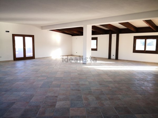 locale commerciale in vendita ad Arzachena in zona Abbiadori