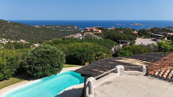 casa indipendente in vendita ad Arzachena in zona Pantogia