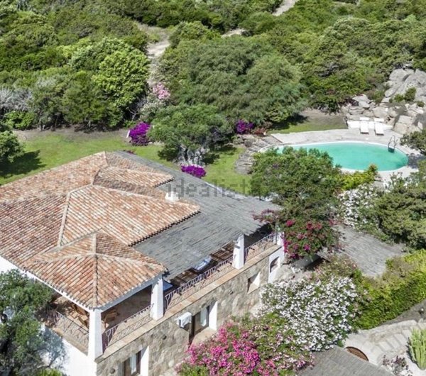 casa indipendente in vendita ad Arzachena in zona Pantogia