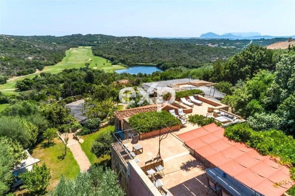 casa indipendente in vendita ad Arzachena in zona Romazzino