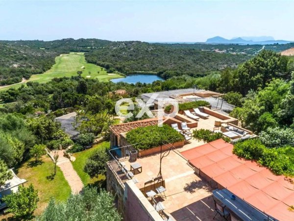 casa indipendente in vendita ad Arzachena in zona Romazzino