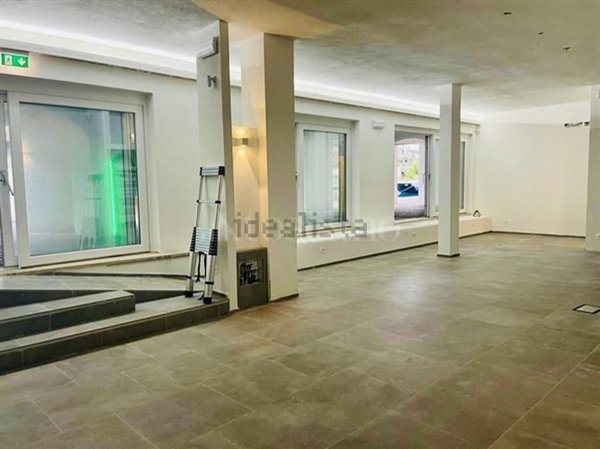 negozio in vendita ad Arzachena in zona Poltu Quatu