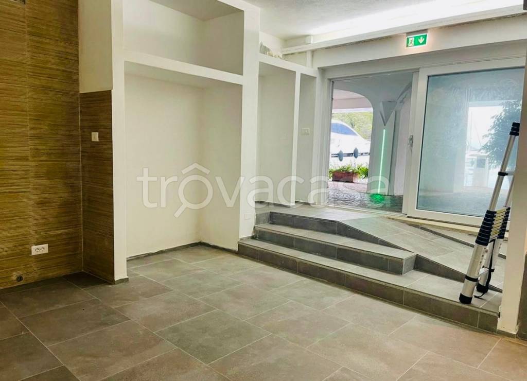 negozio in vendita ad Arzachena in zona Poltu Quatu