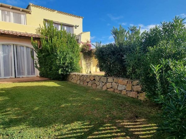 appartamento in vendita ad Arzachena in zona Poltu Quatu