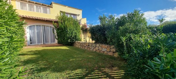appartamento in vendita ad Arzachena in zona Pantogia
