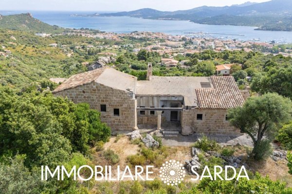 casa indipendente in vendita ad Arzachena in zona Cannigione