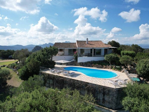 casa indipendente in vendita ad Arzachena in zona Abbiadori