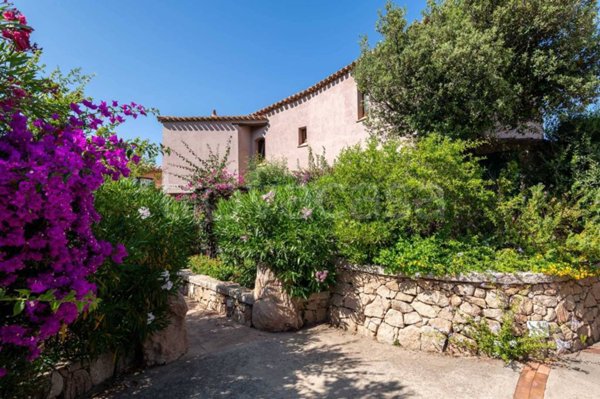 casa indipendente in vendita ad Arzachena in zona Pantogia