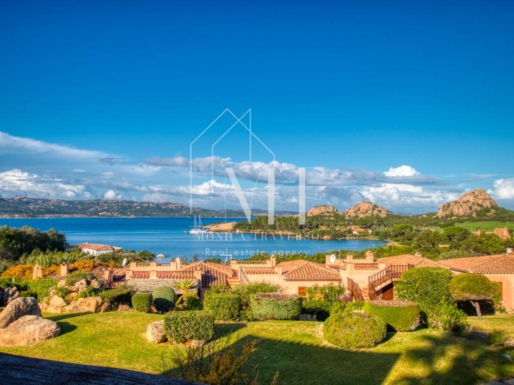 appartamento in vendita ad Arzachena in zona Baja Sardinia