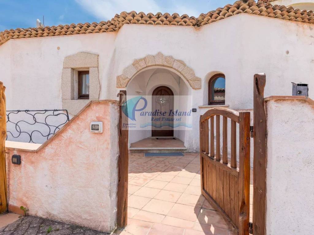 casa indipendente in vendita ad Arzachena in zona Cannigione