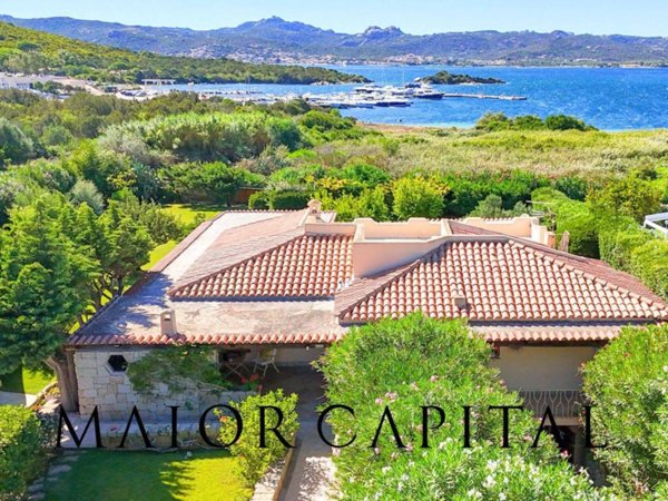 casa indipendente in vendita ad Arzachena in zona Baja Sardinia