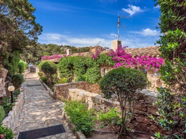 appartamento in vendita ad Arzachena in zona Baja Sardinia