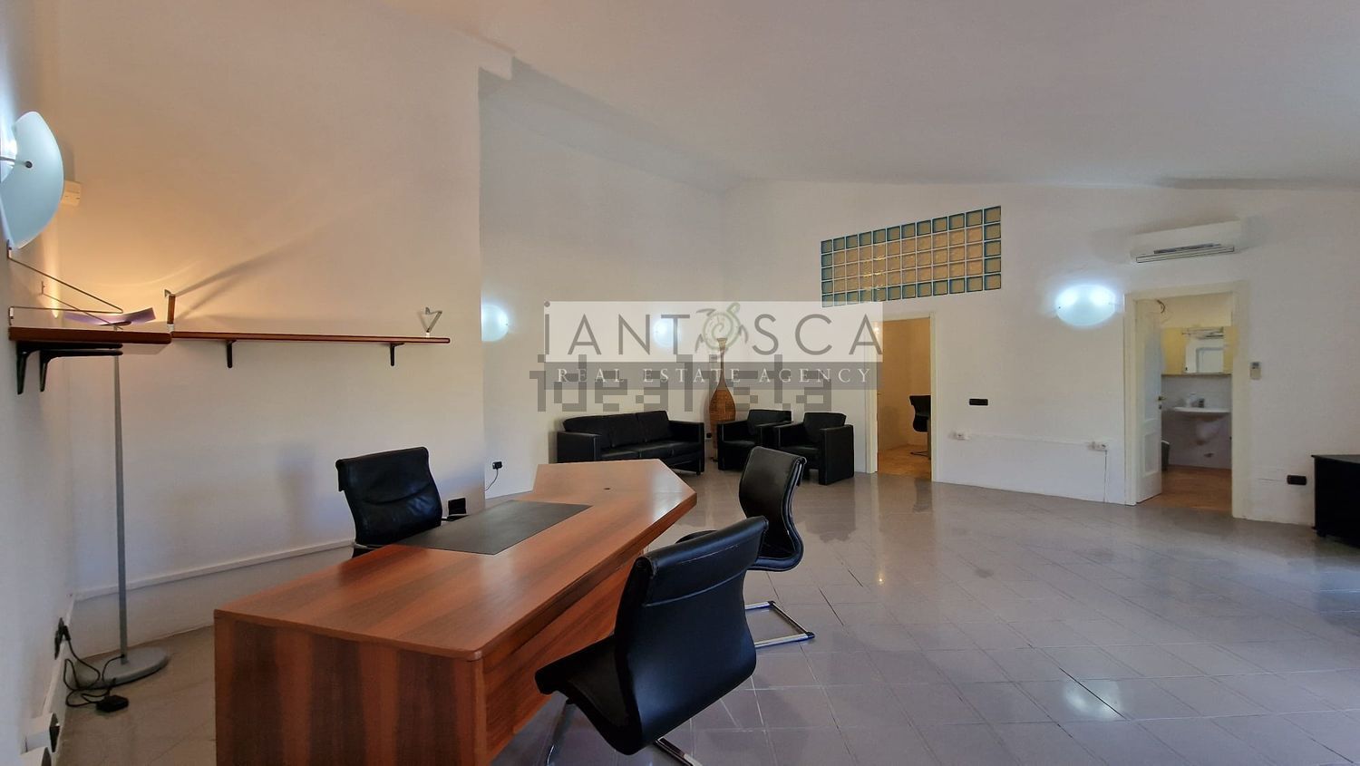 ufficio in vendita ad Arzachena in zona Abbiadori