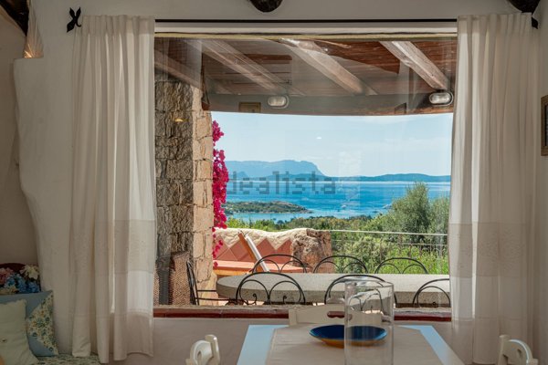 casa indipendente in vendita ad Arzachena in zona Abbiadori