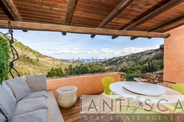 appartamento in vendita ad Arzachena in zona Abbiadori