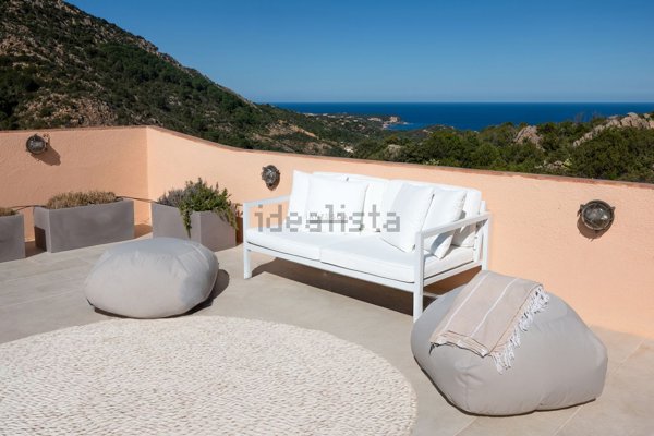 appartamento in vendita ad Arzachena in zona Abbiadori