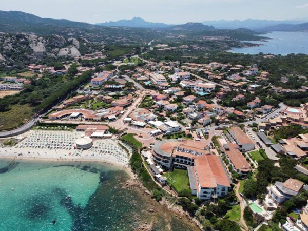 negozio in vendita ad Arzachena in zona Baja Sardinia