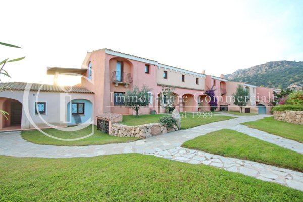 appartamento in vendita ad Arzachena in zona Abbiadori