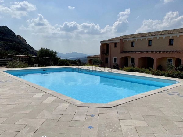 appartamento in vendita ad Arzachena in zona Abbiadori