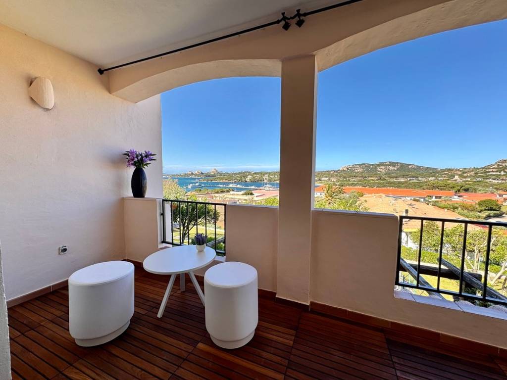 appartamento in vendita ad Arzachena in zona Baja Sardinia