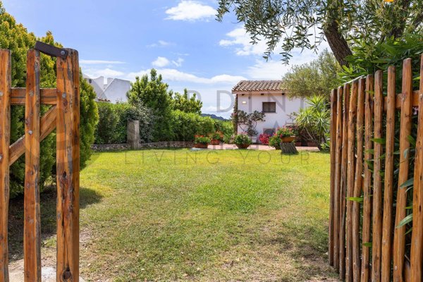 casa indipendente in vendita ad Arzachena in zona Baja Sardinia