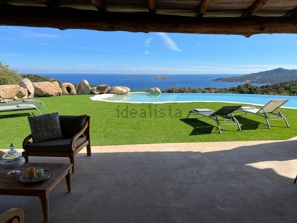 casa indipendente in vendita ad Arzachena in zona Pantogia