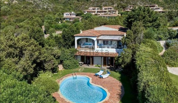 casa indipendente in vendita ad Arzachena in zona Romazzino
